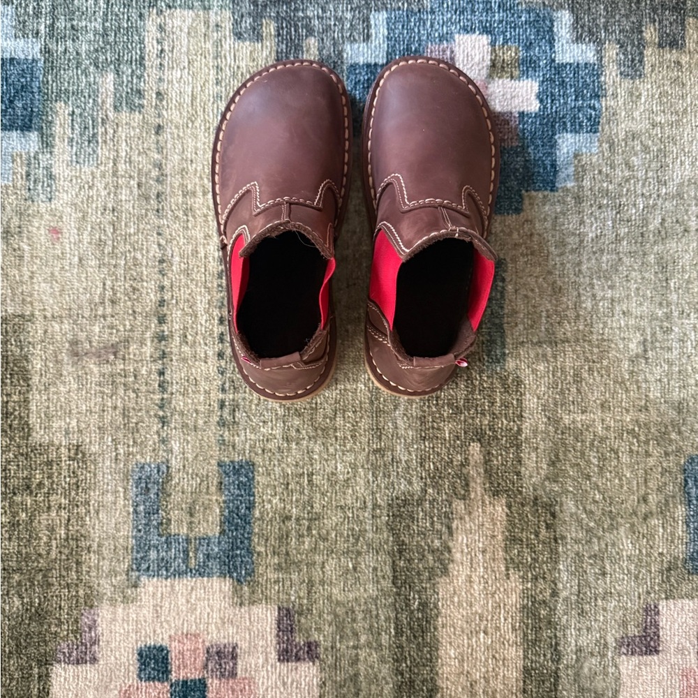 NWOT duckfeet rokslide. Stylish Brown Ankle Boots with red accents